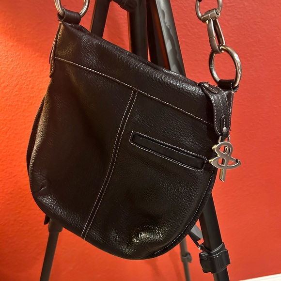 P008 b. makowsky Pebbled Buckle Pockets Black Leather Cross Body Bag - Picture 3 of 5